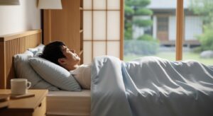 Persona descansando tranquilamente en la cama en un dormitorio minimalista con luz natural