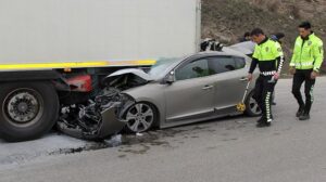 Investigador examinando daños tras un accidente de empotramiento